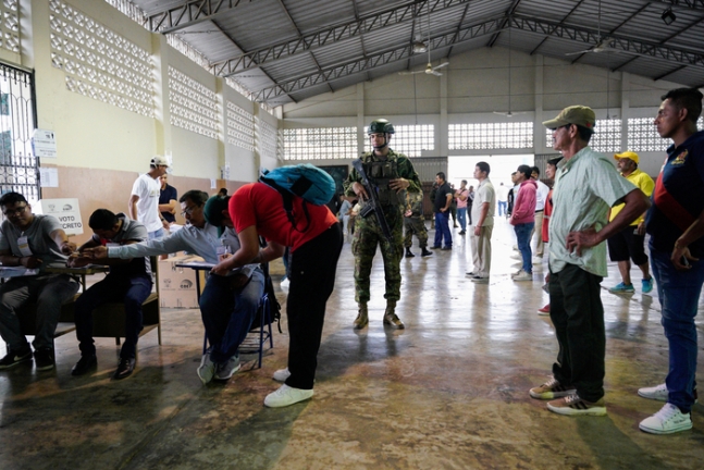 21일(현지시간) 에콰도르 과야스주 노볼에서 치안 강화를 위한 헌법 개정 국민투표가 진행되는 가운데 투표소에 한 군인이 경비를 서고 있다. 로이터연합뉴스