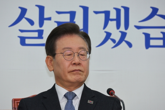 이재명 더불어민주당 대표가 22일 오전 국회에서 열린 최고위원회의에 참석해 있다. 연합뉴스