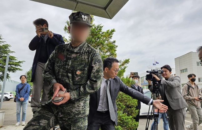 해병대 제1사단 제7포병 대대장이었던 이모 중령이 22일 오전 경북경찰청 형사기동대에 출두하고 있다. 연합뉴스