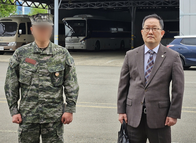 경북경찰청 형사기동대에 22일 출두한 이모 중령과 김경호 변호사가 기자회견을 하고 있다. 연합뉴스