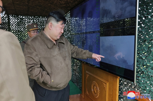 북한이 김정은 국무위원장 지도하에 초대형방사포를 동원한 핵반격가상종합전술훈련을 실시했다고 23일 밝혔다.  사진 조선중앙통신·연합뉴스
