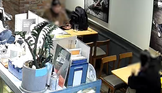 지난달 14일 성남시 수정동 소재 카페에서 B씨의 통화 내용을 듣고 있는 A씨의 모습. 경기남부경찰청 제공