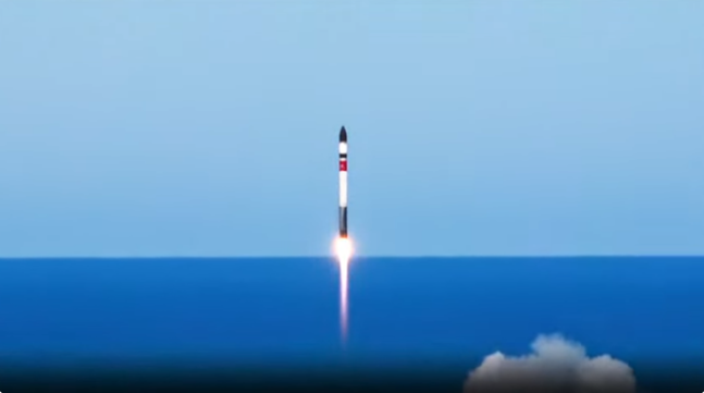 한국이 개발한 초소형 군집위성 1호기가 미국 우주기업 로켓랩의 발사체에 실려 뉴질랜드 발사장에서 24일 오전 7시32분(한국시간) 발사되고 있다. 로켓랩 홈페이지 캡처