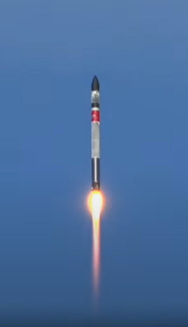 초소형 군집위성 1호기를 실은 미국 우주기업 로켓랩의 발사체 ‘일렉트론’이 24일 오전 7시32분(현지시간 오전 10시32분) 뉴질랜드 마히아 발사장에서 날아오르고 있다. 로켓랩 유튜브 캡처