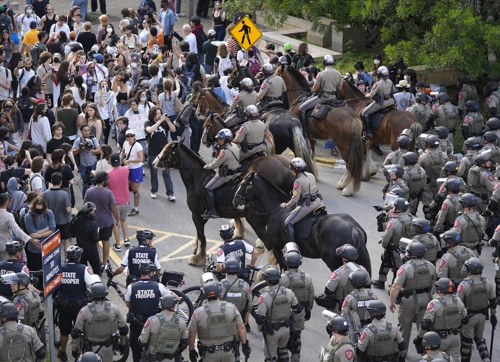 미국 텍사스주 오스틴의 텍사스대에서 24일(현지시간) 주경찰이 팔레스타인 지지 시위를 해산하려 시도하고 있다. 오스틴크로니클/AP연합뉴스