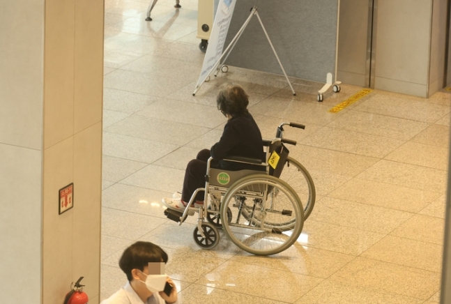 주 1회 외래진료 휴진을 시작한 26일 오전 대전 충남대병원에서 휠체어를 탄 환자가 보호자를 기다리고 있다. 연합뉴스