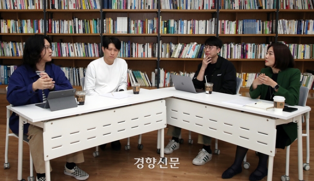 김도헌 대중음악평론가, 윤동환 한국음악레이블산업협회 회장, 황선업 대중음악평론가, 백세희 변호사(왼쪽부터)가 지난 4월 22일 서울 정동 경향신문사 여적향에서 ‘공연, 콘서트 티켓 재판매 문제’와 관련해 토론하고 있
