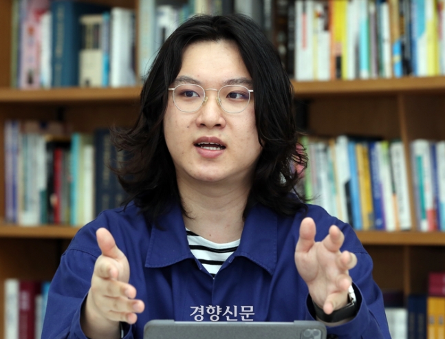 김도헌 대중음악평론가가 지난 4월 22일 서울 정동 경향신문사 여적향에서 ‘공연, 콘서트 티켓 재판매 문제’와 관련해 발언하고 있다./서성일 선임기자