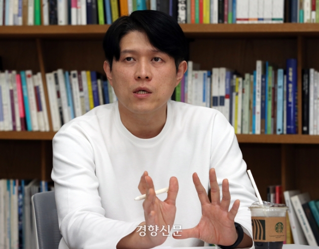 윤동환 한국음악레이블산업협회 회장이 지난 4월 22일 서울 정동 경향신문사 여적향에서 ‘공연, 콘서트 티켓 재판매 문제’와 관련해 발언하고 있다./서성일 선임기자