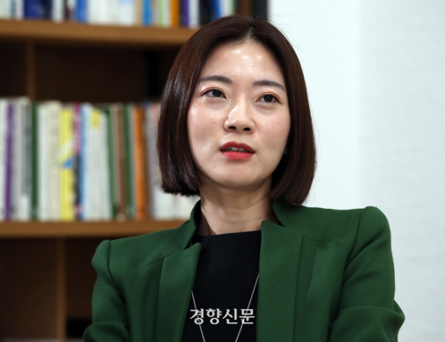 백세희 변호사가 지난 4월 22일 서울 정동 경향신문사 여적향에서 ‘공연, 콘스트 티켓 재판매 문제’와 관련해 발언을 하고 있다./서성일 선임기자