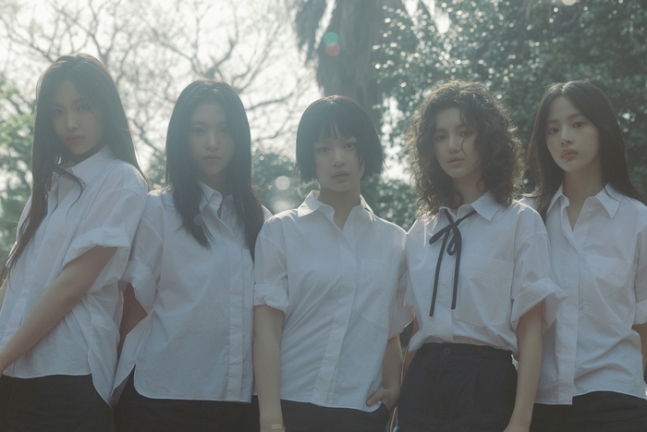 걸그룹 뉴진스가 27일 신곡 ‘버블 검’ 뮤직비디오를 공개했다. 뉴진스 홈페이지 갈무리