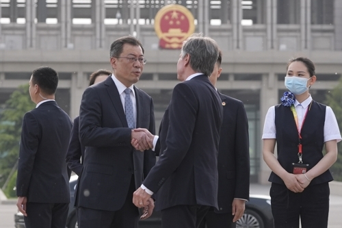 토니 블링컨 미국 국무부 장관(오른쪽)과 악수하는 양타오 중국 외교부 북미대양주사 사장(왼쪽). AP 연합뉴스