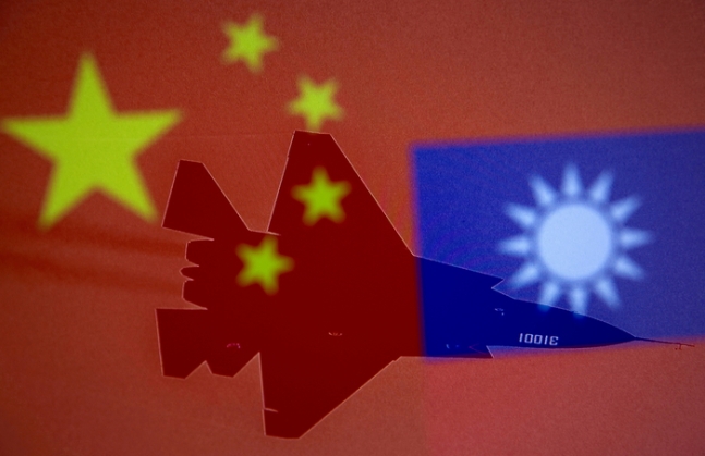 중국과 대만 국기를 바탕으로 한 군용기 이미지. 로이터연합뉴스