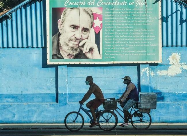 쿠바 수도 아바나 거리에 걸린 피델 카스트로의 초상. 연합뉴스
