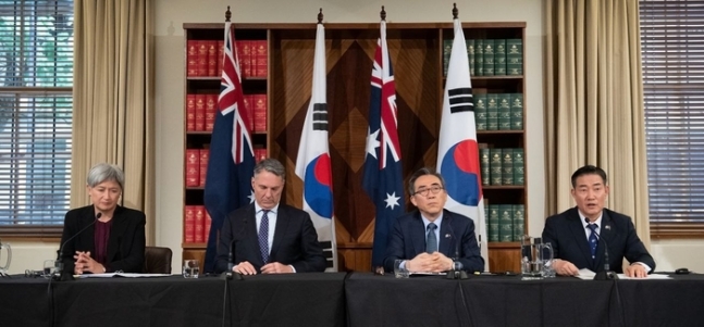 신원식 국방부 장관(오른쪽 첫 번째)이 1일 호주에서 조태열 외교부 장관(오른쪽 두 번째) 및 호주 외교·국방장관과 함께 기자회견을 하고 있다. 국방부 제공