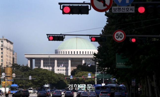 서울 여의도 국회의사당 앞 교통 신호등이 일제히 빨간불을 가리키고 있다. 경향신문 자료사진