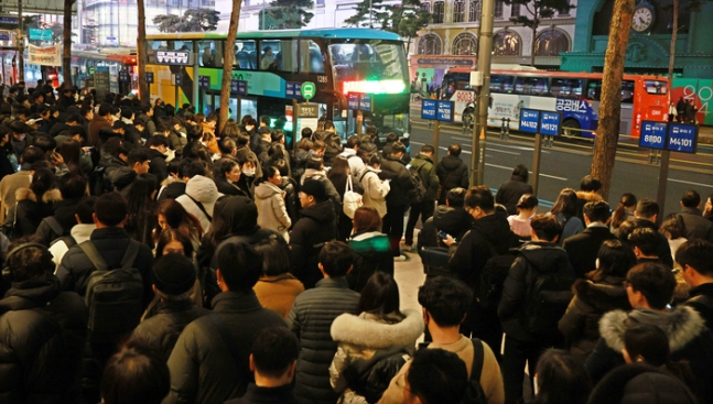 지난 1월 서울 명동에서 시민들이 퇴근을 하기 위해 버스를 기다리고 있다. 연합뉴스