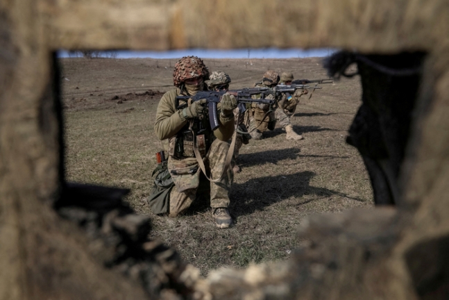 지난 3월4일(현지시간) 우크라이나 도네츠크주에서 79여단 소속 우크라이나 군인들이 훈련을 하고 있다. 로이터연합뉴스