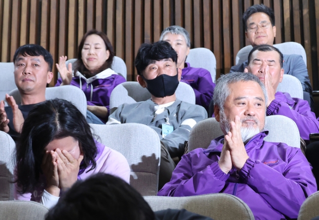 2일 국회 본회의에서 여야 합의로 이태원참사 특별법이 통과되자 방청석에 앉아있던 이태원참사 유가족들이 박수와 슬픔을 표하고 있다. 연합뉴스