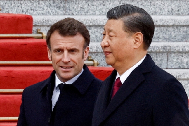 시진핑 중국 국가주석(오른쪽)과 에마뉘엘 마크롱 프랑스 대통령이 2023년 4월 베이징 인민대회당에서 회동했을 당시의 사진. 로이터연합뉴스