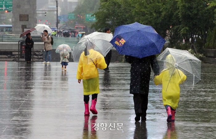 <b>연휴 마지막</b> 날도 전국 흐리고 빗방울