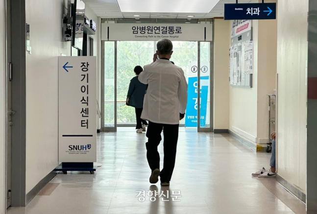 서울대학교 병원에서 한 의료인이 통화를 하며 걷고 있다. 조태형 기자