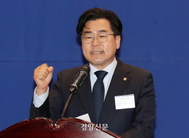 Park Chan-dae, the new floor leader of the Democratic Party, is giving a speech at the winners' assembly held at the National Assembly Members' Hall on the 3rd. Park Min-kyu senior reporter