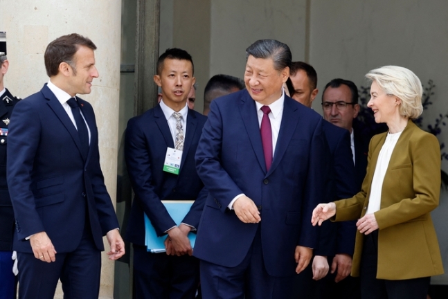 시진핑 중국 국가주석(가운데)이 6일(현지시간) 프랑스 파리 엘리제궁에서 에마뉘엘 마크롱 프랑스 대통령(왼쪽), 우르줄라 폰데어라이엔 유럽연합(EU) 집행위원장과 회동했다. AFP연합뉴스