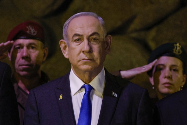 베냐민 네타냐후 이스라엘 총리(가운데)가 6일(현지시간) 이스라엘 예루살렘에서 열린 홀로코스트 추모식에 참석하고 있다.  AP연합뉴스
