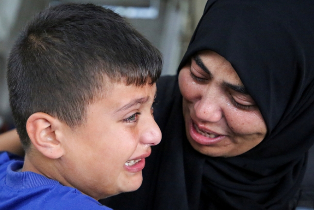 이스라엘의 공격에 가족을 잃은 사람들이 1일(현지시간) 가자지구 라파의 한 장례식에서 울고 있다.  로이터연합뉴스