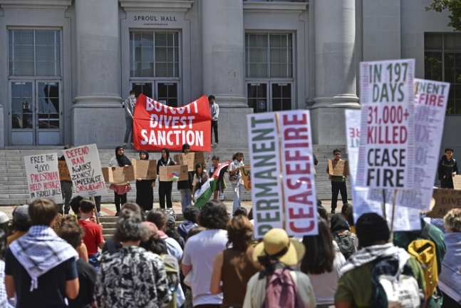 미국 캘리포니아대학교 버클리 캠퍼스(UC버클리)에서 22일(현지시간) 학생 등 시위대가 이스라엘의 팔레스타인 공격과 이스라엘을 지지하는 미국 정부를 비판하고 있다.  AP연합뉴스