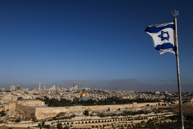 이스라엘이 이란에 대한 재보복 공격을 단행한 19일(현지시간) 예루살렘에 이스라엘 국기가 휘날리고 있다. AFP연합뉴스
