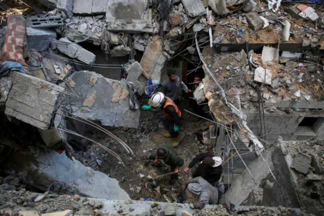 팔레스타인 주민들이 7일(현지시간) 가자지구 라파에서 이스라엘군 폭격에 무너진 건물을 살펴보고 있다. 로이터연합뉴스