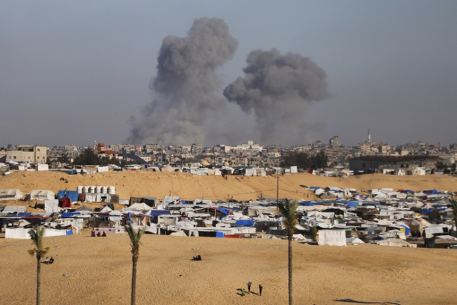 팔레스타인 가자지구 라파에서 6일(현지시간) 이스라엘군 공습으로 연기가 피어오르고 있다. AP연합뉴스