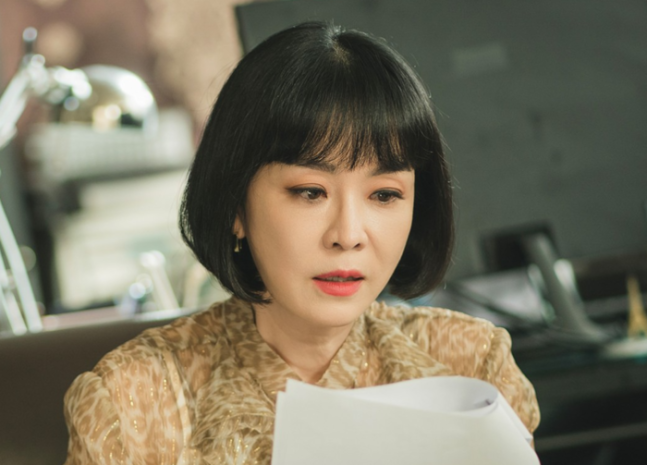 &lt;눈물의 여왕&gt; 의 범자 고모로 출연한 배우 김정난. tvN 제공.