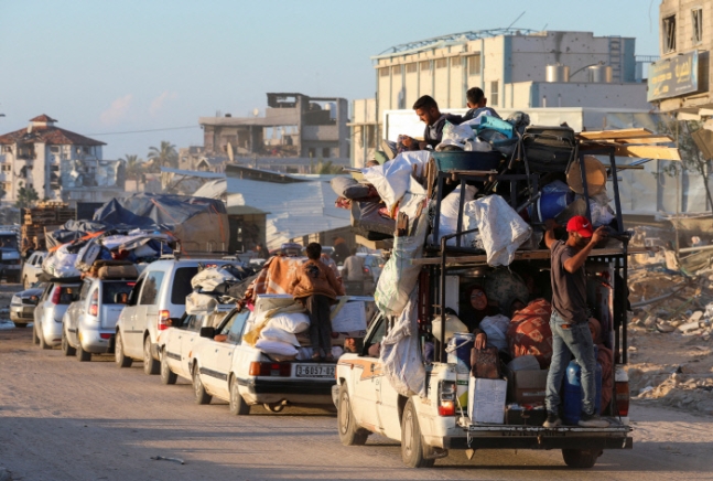 피란 행렬 팔레스타인 가자지구 최남단 라파 동부 주민들이 6일(현지시간) 이스라엘군의 대피 명령에 따라 피란하고 있다. 로이터연합뉴스