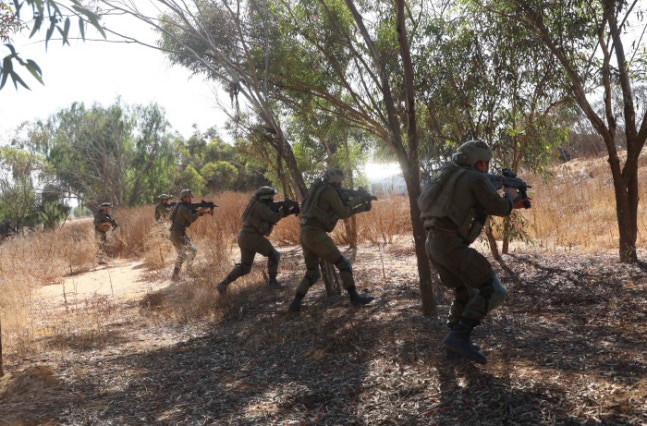 Ground training in Israel Israeli soldiers conducting infiltration training near the Kerem Shalom checkpoint, located near the southernmost city of Rafah in the Palestinian Gaza Strip on the 7th (local time). Yonhap News Agency