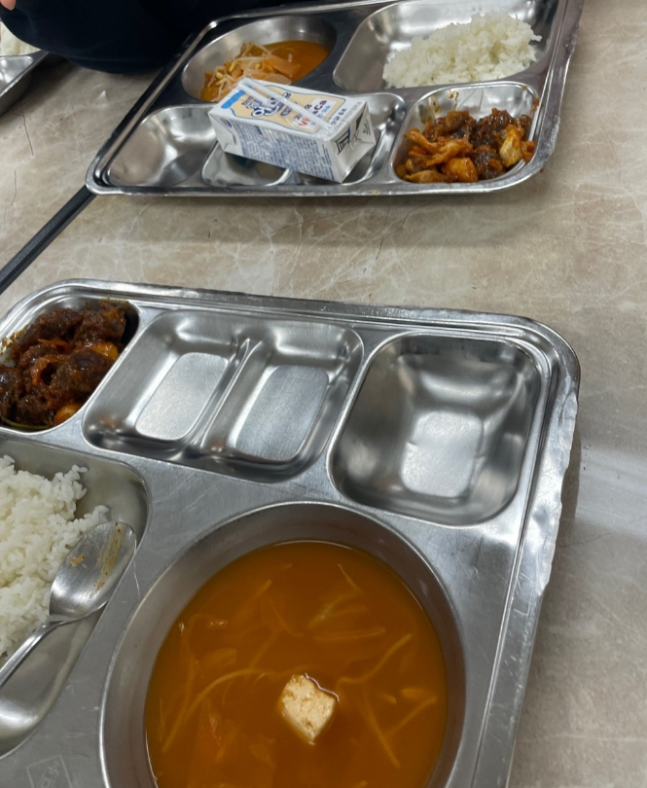 육아카페에 올라온 지난달 26일자 서울 서초구의 한 중학교 급식. 육아카페 갈무리
