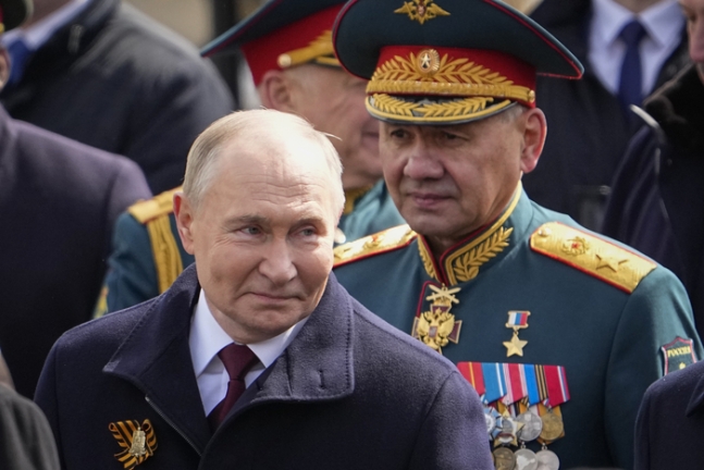 블라디미르 푸틴 러시아 대통령(왼쪽)이 9일(현지시간) 모스크바 붉은광장에서 열린 전승절 기념 열병식에 참석한 후 떠나고 있다. AP연합뉴스