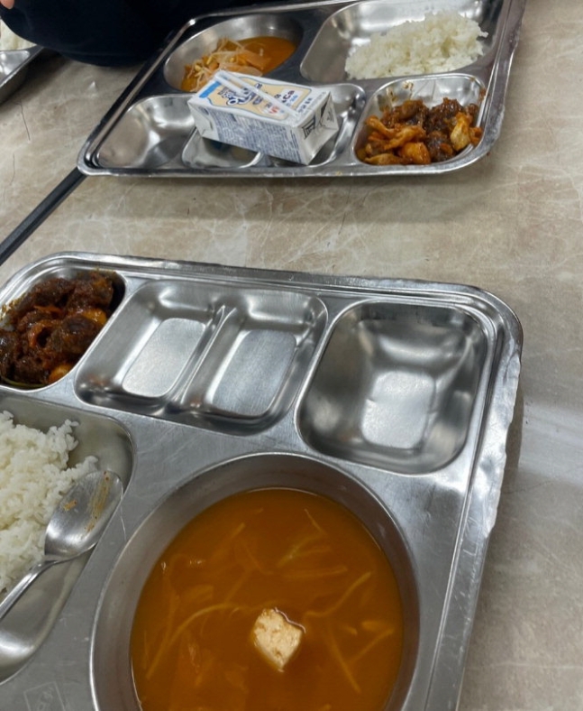 육아카페에 올라온 지난달 26일 서울 서초구 한 중학교 급식. 육아카페 갈무리