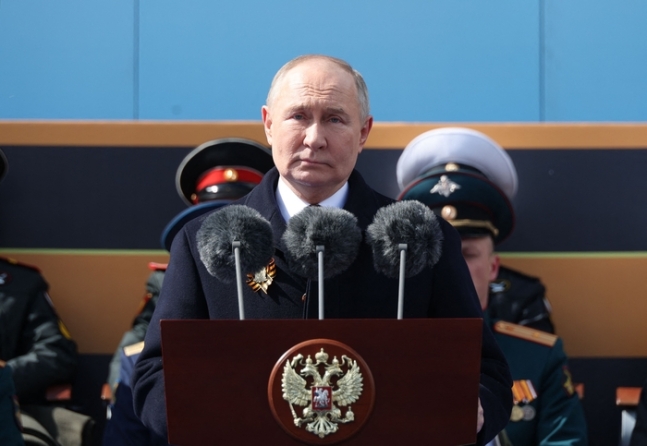9일(현지시간) 블라디미르 푸틴 러시아 대통령이 모스크바 붉은 광장에서 열린 전승절 기념 열병식에서 연설을 하고 있다. AFP연합뉴스|스푸트니크통신
