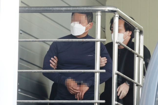 지난 9일 부산법조타운 인근에서 유튜버를 살해한 혐의를 받는 용의자가 부산 연제경찰서로 압송되고 있다. 연합뉴스