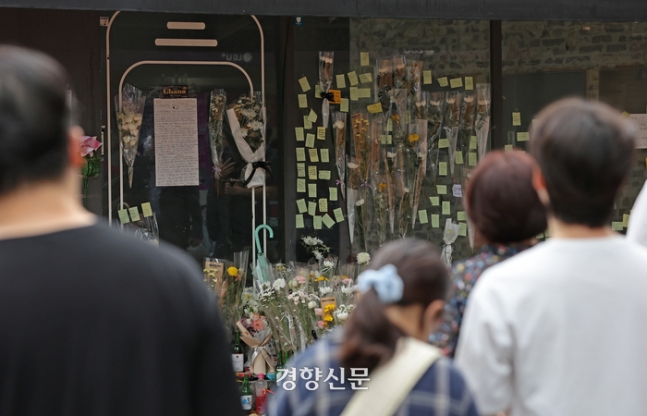 서울 관악구 신림동 흉기난동 사건 현장에서 지난해 7월23일 시민들이 희생자를 추모하고 있다. 조태형 기자