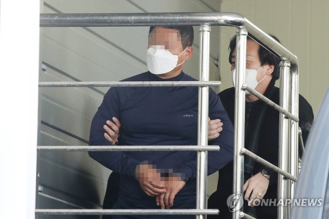 지난 9일 오후 검거돼 부산연제경찰서로 압송되는 피의자. 연합뉴스