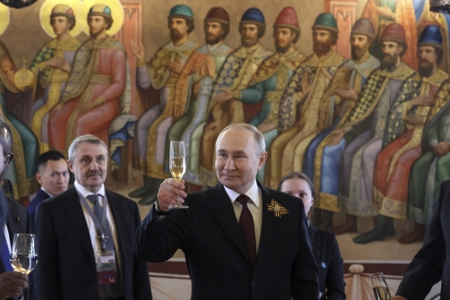 블라디미르 푸틴 러시아 대통령이 9일(현지시간) 모스크바 크렘린궁에서 열린 제79주년 전승절 기념 리셉션에서 건배를 제의하고 있다. 러시아는 2차 세계대전에서 나치 독일에 승리한 5월 9일을 매년 전승절로 기념한다.