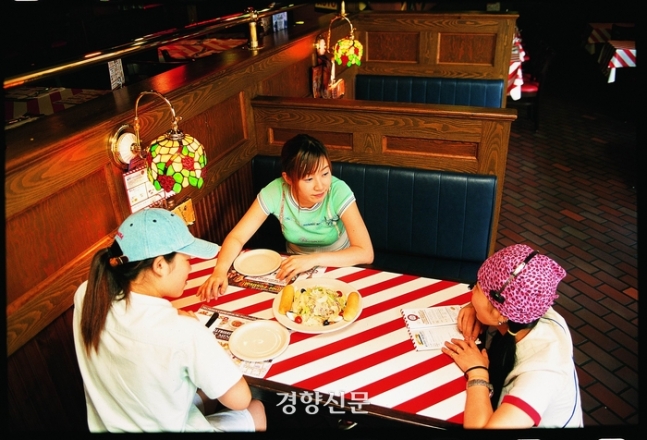 2000년대 초반, 한 패밀리 레스토랑에서 주문을 받고 있는 모습. 경향신문 자료사진