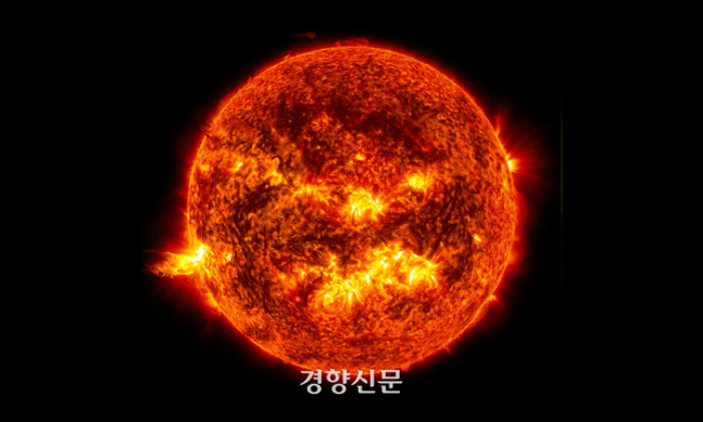 2013년 6월20일 촬영한 태양. 표면에서 강력한 폭발이 관찰된다. 미국 항공우주국(NASA) 제공