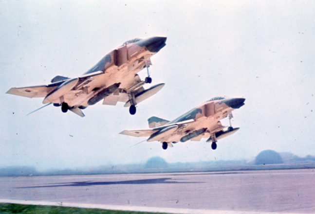 1975년 12월12일 방위성금 헌납기 F-4D 팬텀이 수원 공군기지에서 이륙하는 모습. 공군 제공