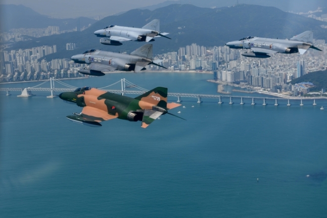 지난 9일 팬텀 필승편대가 국토순례 비행 중 부산 광안대교 상공을 지나는 모습. 공군 제공