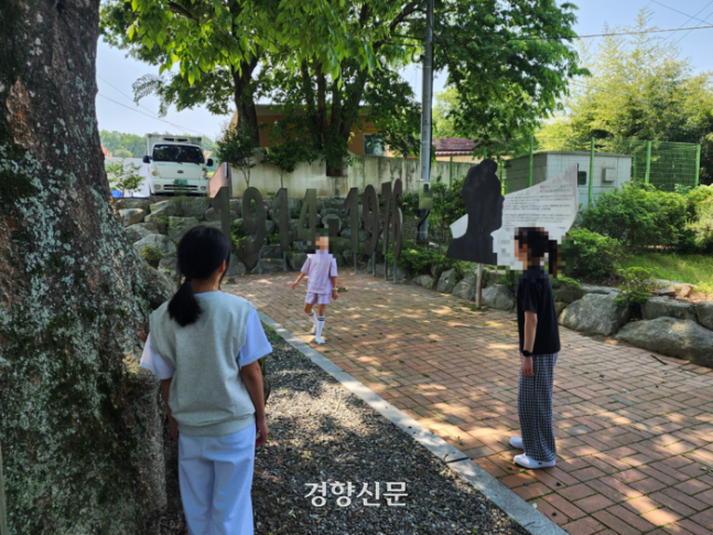 정율성 흉상이 철거된 전남 화순군 능주초등학교 교정에서 9일 아이들이 뛰어놀고 있다. 고귀한 기자